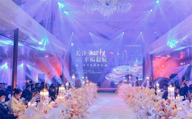 船于江中行，人在畫(huà)中游，是沉浸式郵輪婚禮給的浪漫